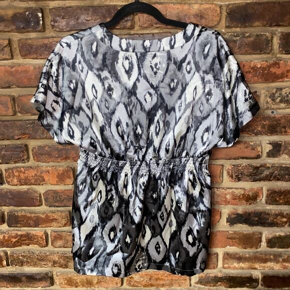 Apt. 9 Gray Black Printed Short Sleeve V-Neck Top Women's Size Small - Picture 6 of 6